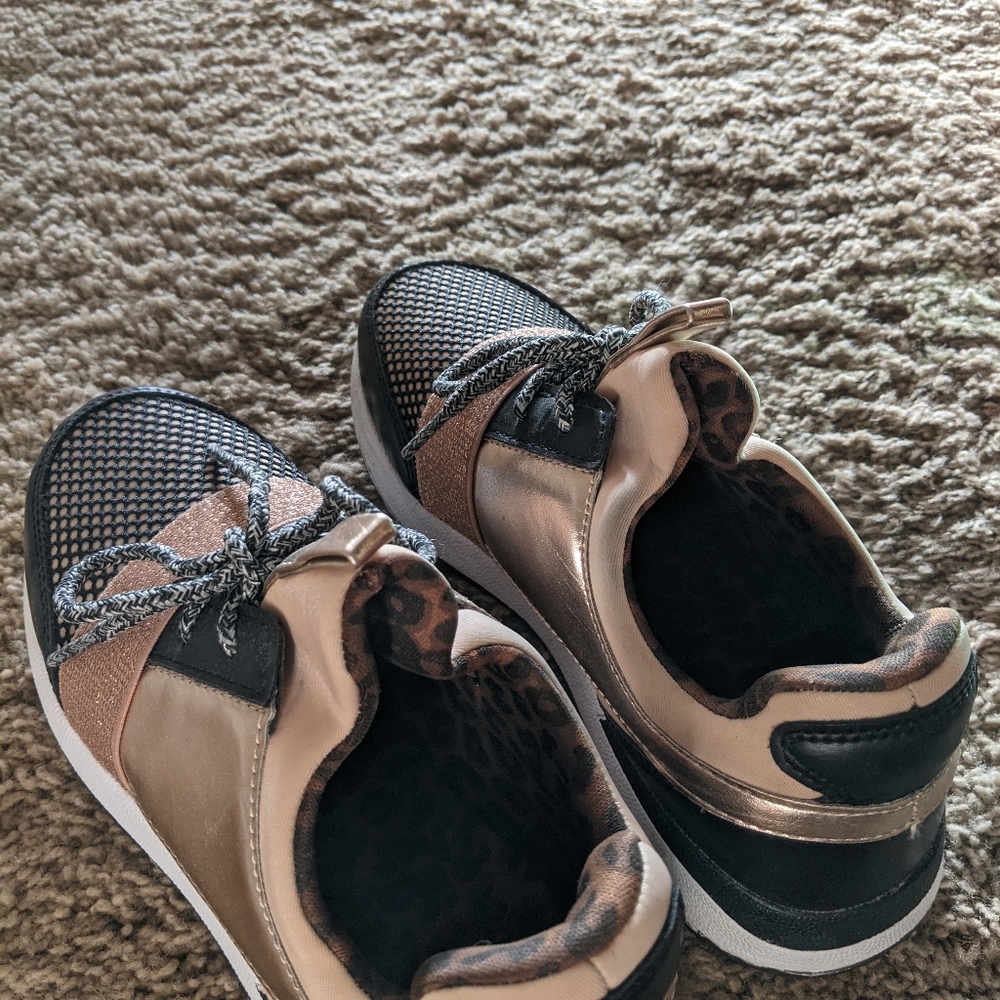 Sneaker - Picture 2 of 3